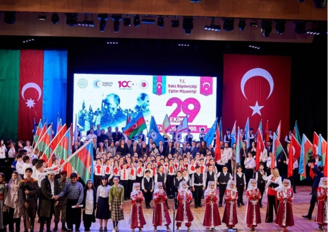 Oktyabrın 28-da Heydər Əliyev Sarayında Bakı Türk Təhsil Qurumlarının iştirakı ilə Cumhuriyətin 100 ili bayramı möhtəşəm tədbir proqramı ilə keçirilmişdir.
