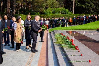 Heydər Əliyev Sarayının  kollektivi Ümummilli Liderin xatirəsini yad edib.