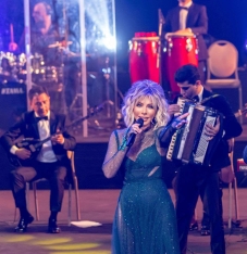 Xalq artisti Brilliant Dadaşova Heydər Əliyev Sarayında "Ürəklə Sizinlə" adlı konsert proqramı ilə çıxış edib.