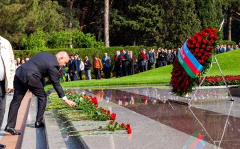 Heydər Əliyev Sarayının  kollektivi Ümummilli Liderin xatirəsini yad edib.