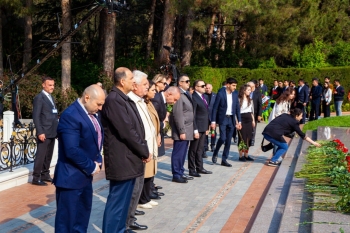 Heydər Əliyev Sarayının  kollektivi Ümummilli Liderin xatirəsini yad edib.