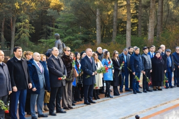 Heydər Əliyev Sarayının kollektivi Ulu Öndər Heydər Əliyevin məzarını ziyarət edib.
