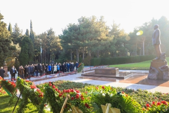Heydər Əliyev Sarayının kollektivi Ulu Öndər Heydər Əliyevin məzarını ziyarət edib.