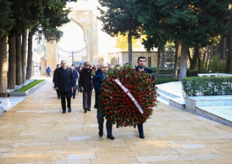Heydər Əliyev Sarayının kollektivi Ulu Öndər Heydər Əliyevin məzarını ziyarət edib.
