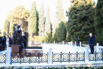 Heydər Əliyev Sarayının kollektivi Ulu Öndər Heydər Əliyevin məzarını ziyarət edib.