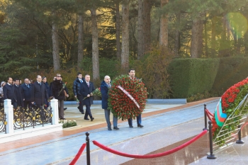 Heydər Əliyev Sarayının kollektivi Ulu Öndər Heydər Əliyevin məzarını ziyarət edib.