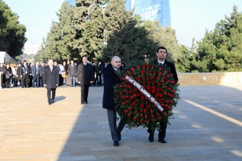Heydər Əliyev Sarayının kollektivi Ulu Öndər Heydər Əliyevin məzarını ziyarət edib.