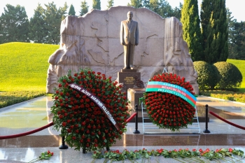 Heydər Əliyev Sarayının kollektivi Ulu Öndər Heydər Əliyevin məzarını ziyarət edib.