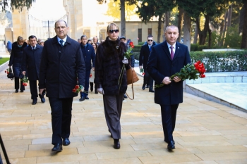 Heydər Əliyev Sarayının kollektivi Ulu Öndər Heydər Əliyevin məzarını ziyarət edib.
