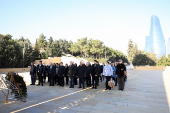Heydər Əliyev Sarayının kollektivi Ulu Öndər Heydər Əliyevin məzarını ziyarət edib.